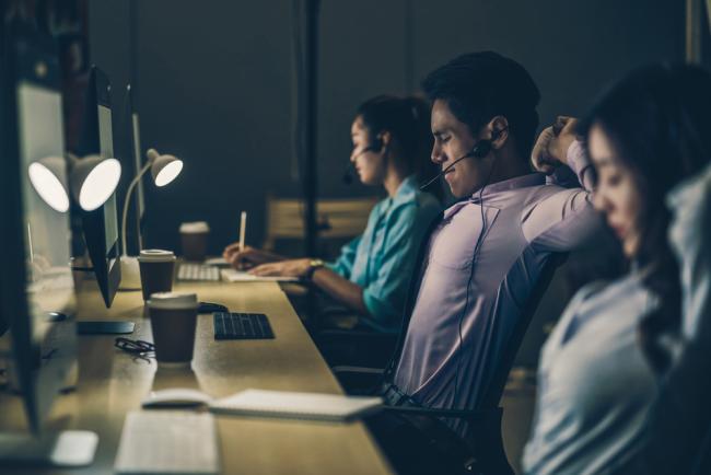 Imagen de trabajadores del turno de noche cansados en una oficina