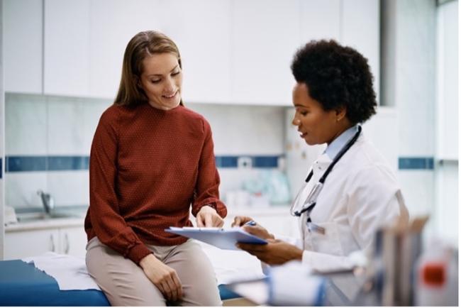 Imagen de una paciente hablando con una doctora.
