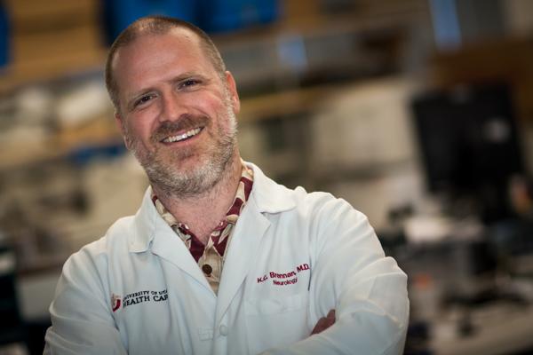 Fotografía del doctor K.C. Brennan sonriendo mientras mira a la cámara.