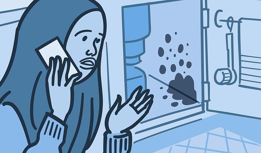 Ilustración de una mujer hablando por teléfono mientras mira el moho debajo del fregadero.