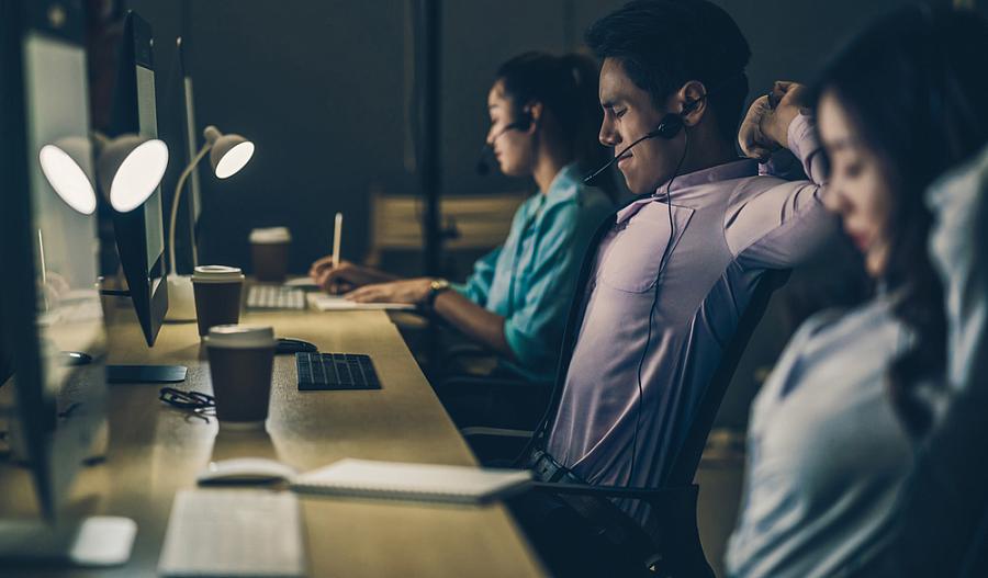 Imagen de trabajadores del turno de noche cansados en una oficina