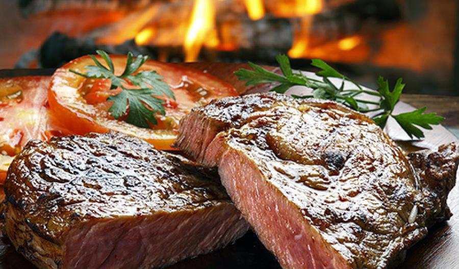 Imagen de carne y tomates.