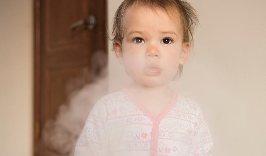 Imagen de una joven en una nube de humo de cigarrillo