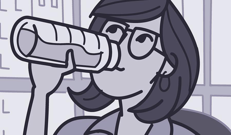 Imagen de una mujer sentada en una silla bebiendo de una botella de agua.